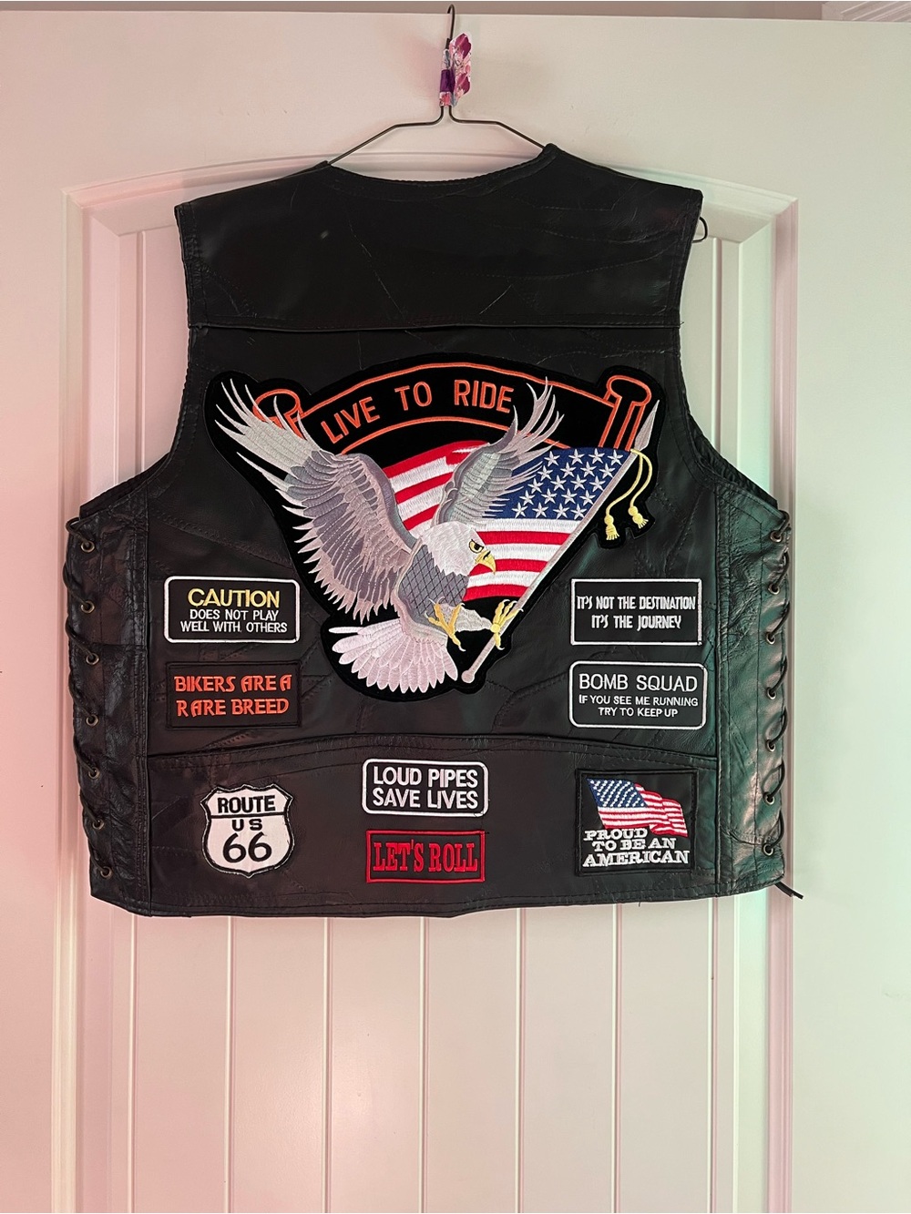 Diamond-Plate Buffalo Leather Biker Vest~Size Large ~ Live to Ride 14 Patches